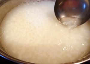 大米煮至七成熟