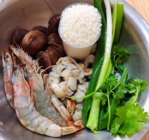 准备原材料大米、海虾、扇贝肉、香菇、葱、香菜