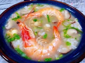 营养丰富的海虾扇贝香菇粥装入容器中就大功告成了