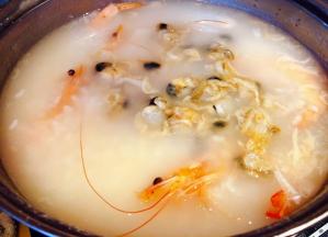 放入洗净的扇贝肉肉中火煮三分钟