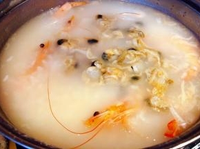 放入洗净的扇贝肉肉中火煮三分钟