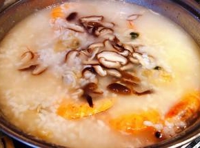 放入香菇中小火煮三分钟同时放入盐和味精调味均匀