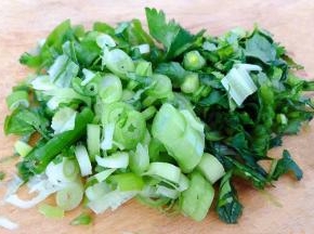 葱花和香菜切好备用