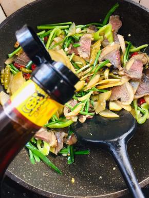 放入一勺生抽翻炒均匀！