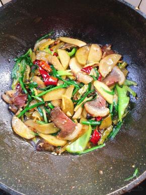 起锅前加入适量的鸡精炒匀即可！