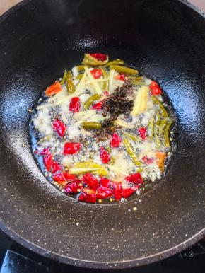 起锅烧油，放入生姜，蒜瓣，酸辣椒，花椒，干辣椒爆香！