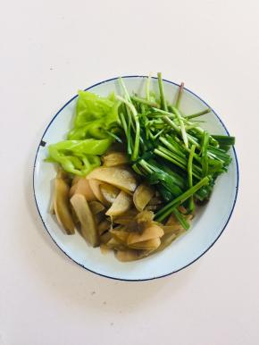 青椒切成块，酸萝卜切成薄片，韭菜切成段备用！