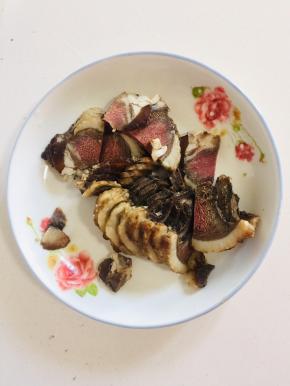 熟牛肉切成薄片备用！