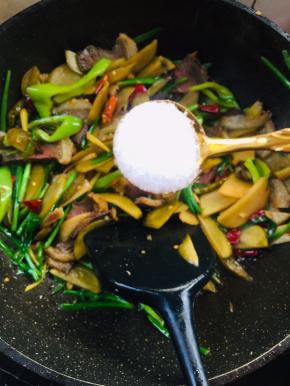 放入少许盐调味！