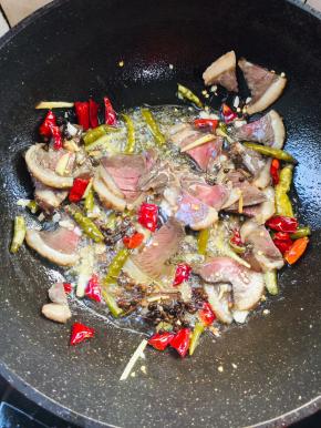 放入牛肉煸炒至变色！