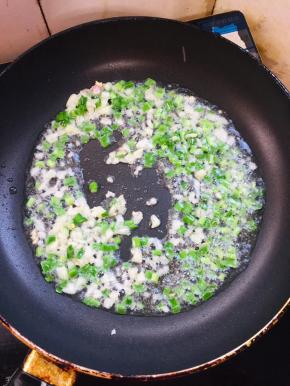 起锅烧油，放入蒜末，韭菜末爆香！