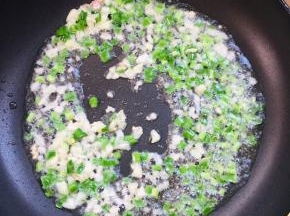 起锅烧油，放入蒜末，韭菜末爆香！