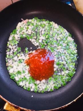 放入两勺韩式辣酱！