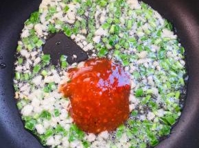 放入两勺韩式辣酱！