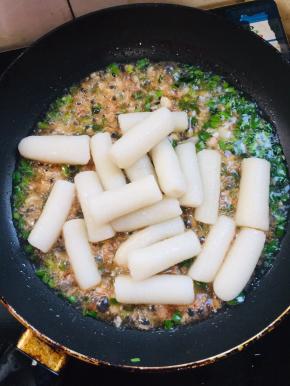 放入年糕翻炒均匀！