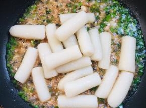 放入年糕翻炒均匀！