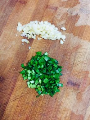 蒜瓣拍碎切成末，韭菜切成末备用！（家里有葱的就用葱，没有的用韭菜末来代替！）