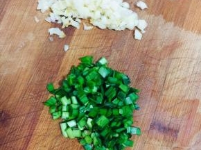 蒜瓣拍碎切成末，韭菜切成末备用！（家里有葱的就用葱，没有的用韭菜末来代替！）