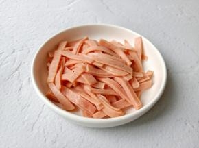 火腿片切细丝备用。