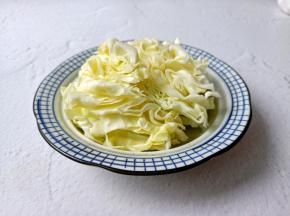 圆白菜洗干净切丝或者手撕成片都可以。
