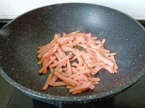 热锅热油下火腿片翻炒片刻。