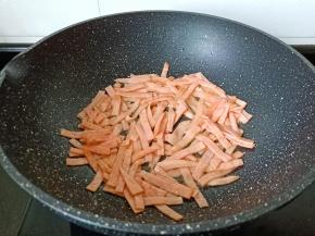 待火腿片翻炒到微黄。