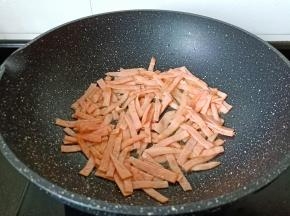 待火腿片翻炒到微黄。