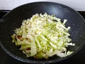 加入圆白菜丝开大火翻炒。