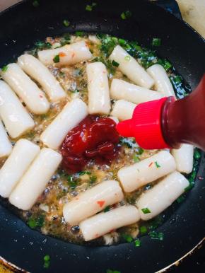 放入4勺番茄酱！