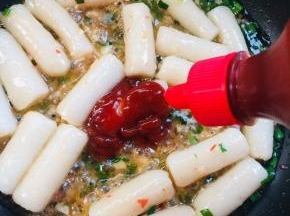 放入4勺番茄酱！