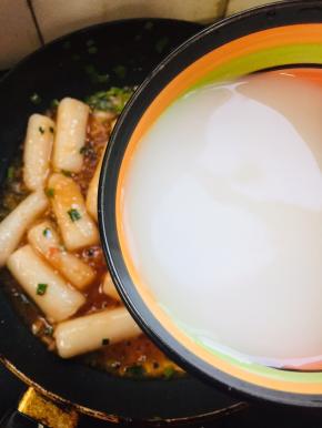 倒入一碗薄薄的水淀粉！