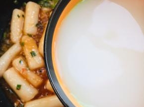 倒入一碗薄薄的水淀粉！