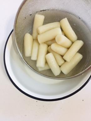 煮熟后捞出，过凉水，再捞出沥干水份备用！