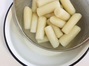 煮熟后捞出，过凉水，再捞出沥干水份备用！