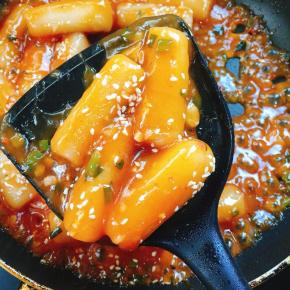 起锅前撒入适量的熟白芝麻即可！