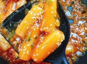 起锅前撒入适量的熟白芝麻即可！