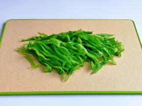 首先将青椒洗干净，去根去籽，再切丝。