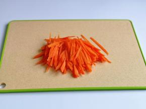 胡萝卜去皮，洗干净再切丝。