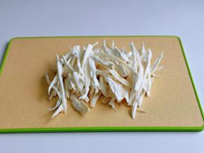 杏鲍菇洗干净，手撕成丝状，刀切也可以，根据个人喜好来即可。