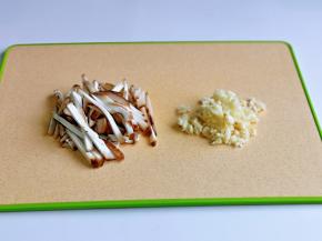 香菇洗干净，去根切丝，大蒜去皮剁成蒜末。