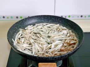 下面我们把杏鲍菇丝与香菇丝焯水，冷水下锅，大火烧开煮1分钟捞出淋干水分备用。