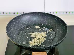 起油锅，加入蒜末煸炒出蒜香味儿。