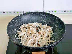再加入焯水的杏鲍菇丝与香菇丝翻炒。