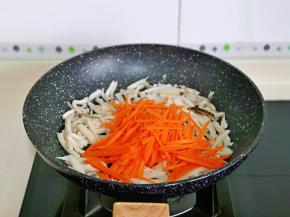 加入切好的胡萝卜丝。