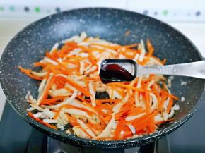 加入一勺蚝油。