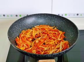 小火翻炒均匀，再加入半小碗纯净水，中小火翻炒1分钟。