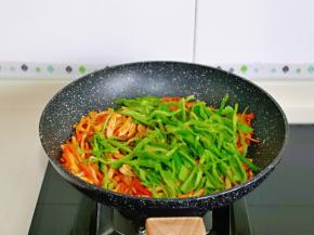 再加入切好的青椒丝。
