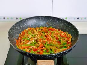 将青椒丝炒软即可关火。