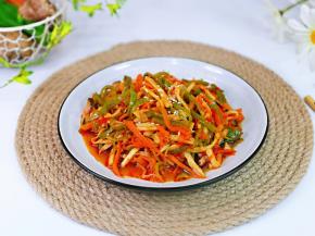 盛出装盘，点缀上熟白芝麻。