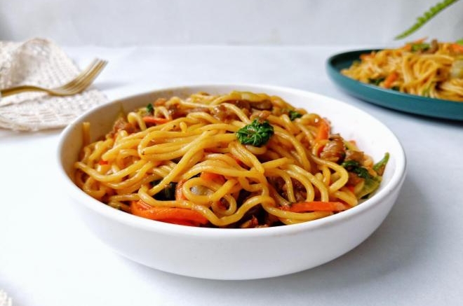 胡萝卜茶树菇麻辣炒面